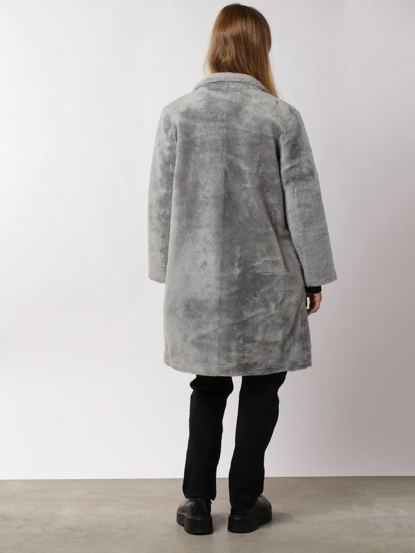 Cozy gray faux fur coat from MEOTINE, featuring a relaxed fit and long sleeves, perfect for stylish warmth in cooler weather.